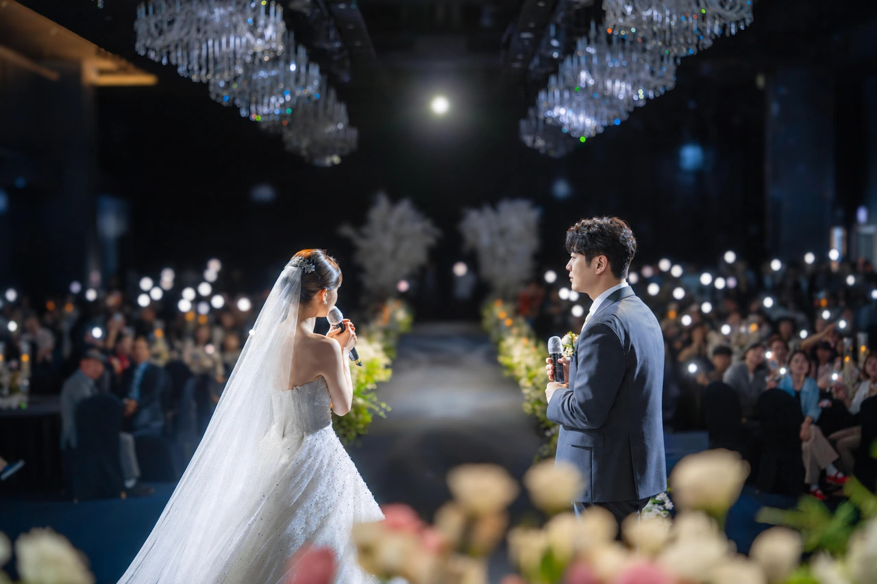 하객들 앞에서 서로를 바라보는 신랑 신부